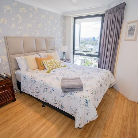 غولد كوست Large Surfers Paradise Apartment With Fantastic Views المظهر الخارجي الصورة