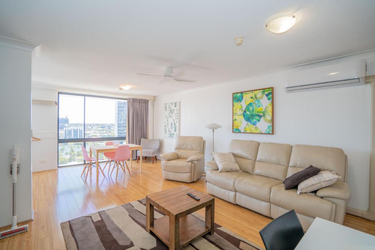 غولد كوست Large Surfers Paradise Apartment With Fantastic Views المظهر الخارجي الصورة