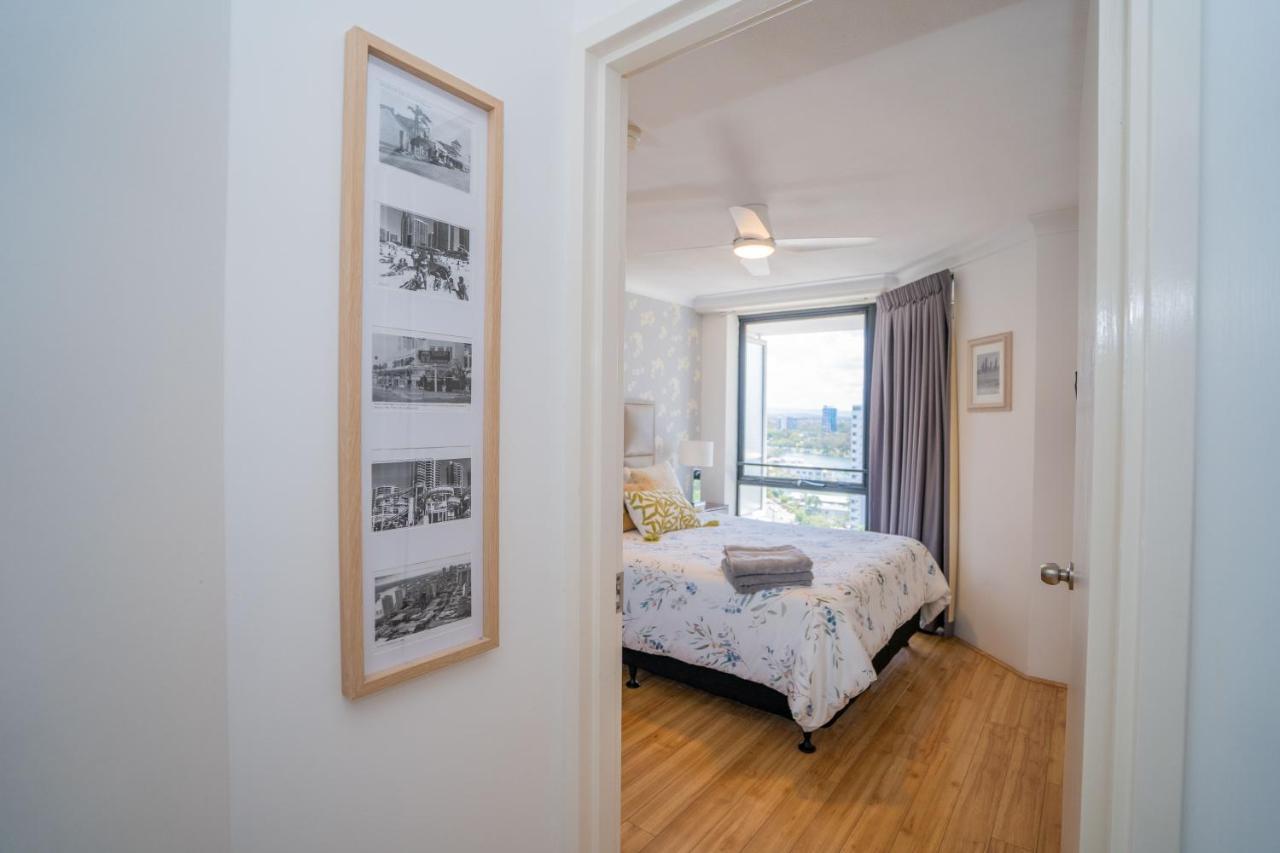 غولد كوست Large Surfers Paradise Apartment With Fantastic Views المظهر الخارجي الصورة